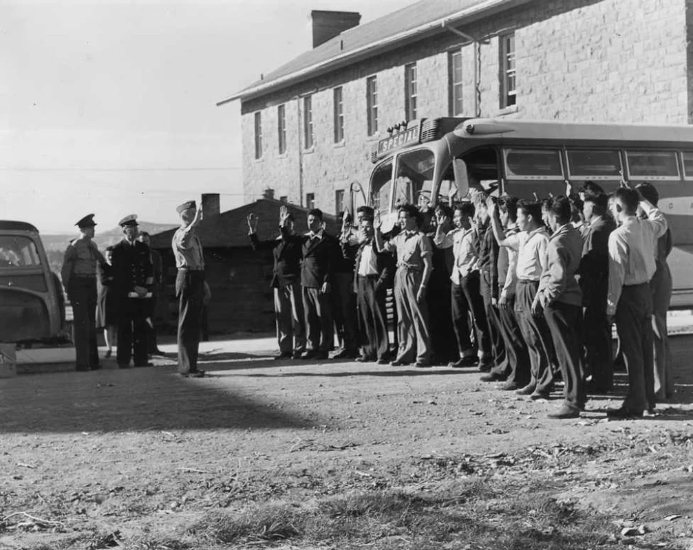 Imagini de arhivă - Primii 29 de recruţi vorbitori ai Codului Navajo la Camp Wingate - New Mexico Foto Arhivele Naţionale SUA