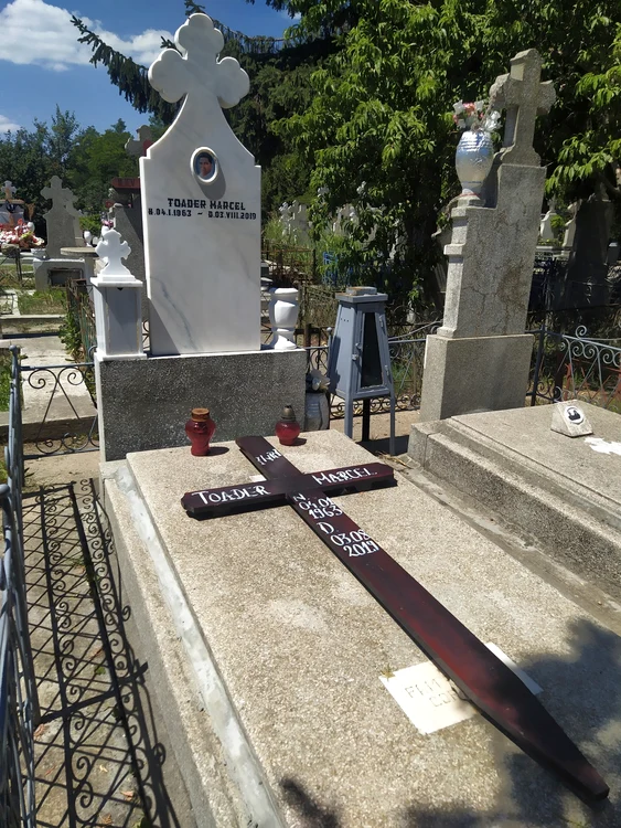 Fotoreporterii Click! au găsit mormântul măturat, curățat de buruieni și îngrijit