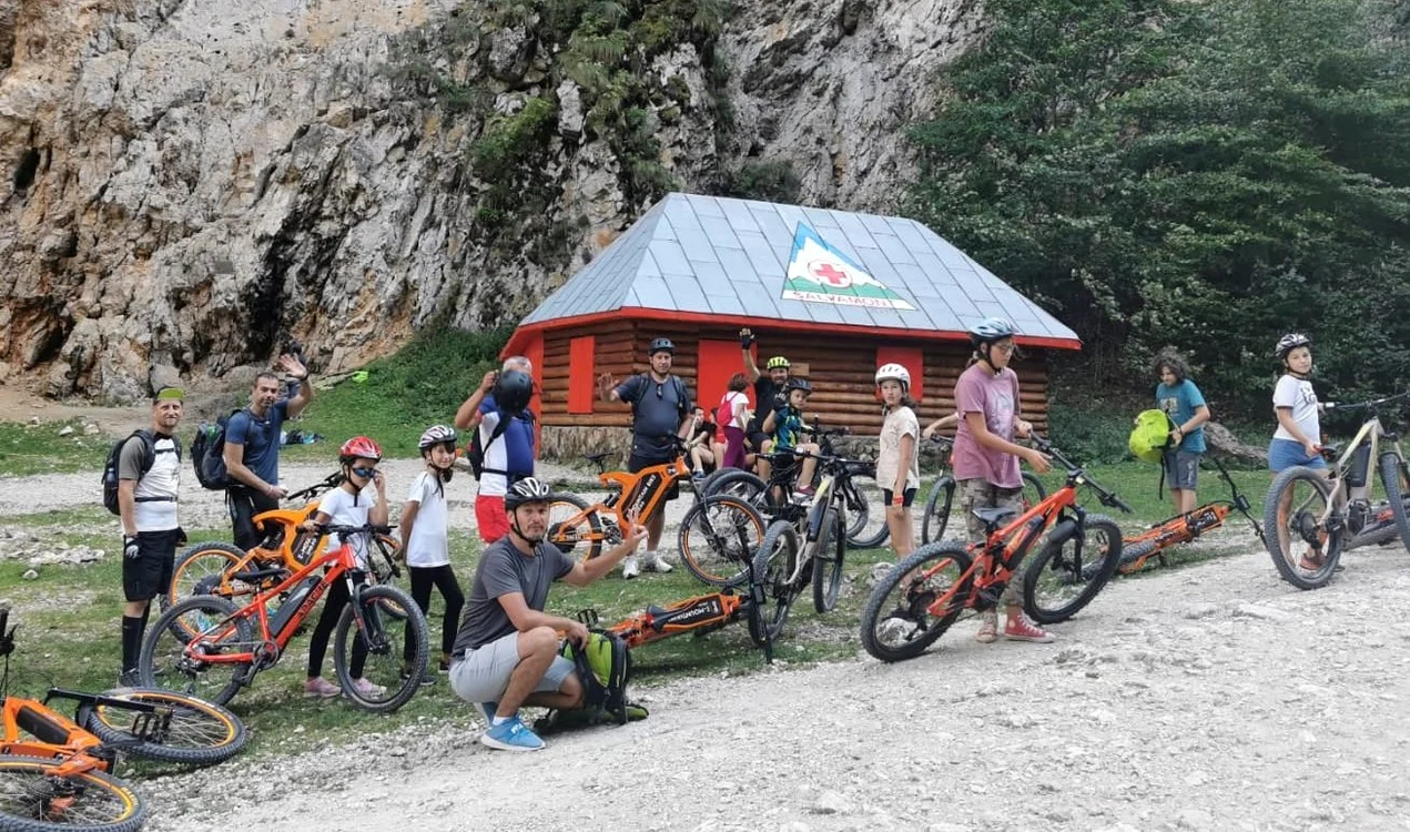 
    Bicicliștii pleacă pe traseu de la Centrul de Activități Turistice Șirnea Foto: desirnea.ro  