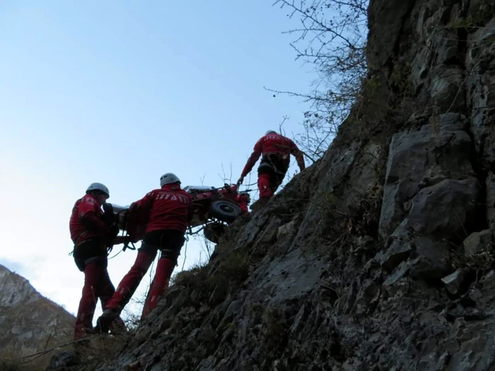 Salvamontiştii gorjeni au intervenit pentru a ajuta un turist căruia i s-a făcut rău pe munte