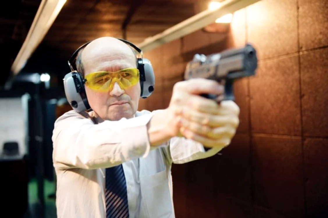 
    Nicolae Tănase (56 de ani) a fost ucis de către un cursant în vârstă de 24 de ani, care, după ce l-a împuşcat, s-a sinucis  