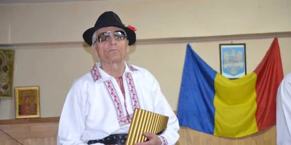Nicolae Popa cânta la nai şi coasă în Formaţia Bistriţa a nevăzătorilor din Bacău FOTO Mircea Merticariu