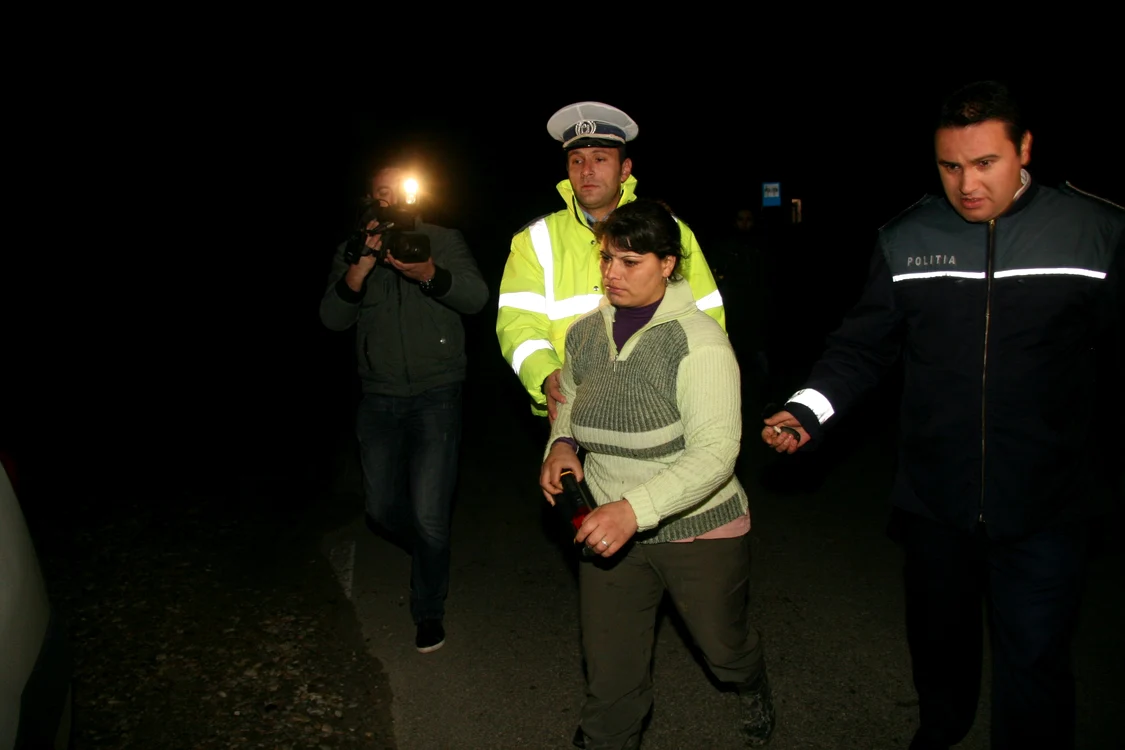 Femeia este cercetată de polițiști după ce și-a înjunghiat soțul