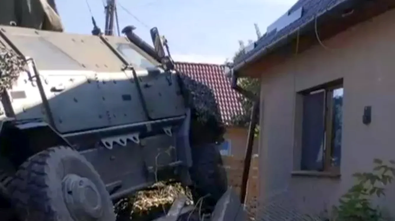 Un blindat NATO a intrat în curtea unei gospodării FOTO Digi24