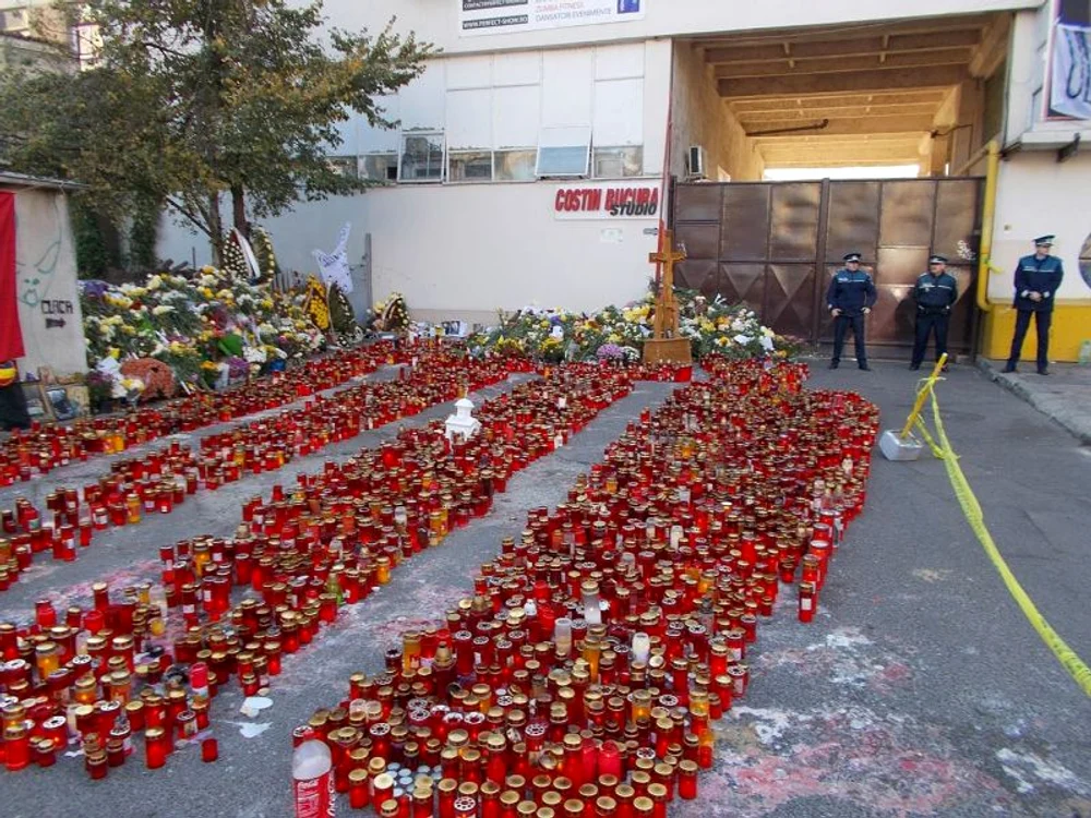 
    Altarul amenajat de români pentru victime, în piața din fața fostului Club Colectiv Foto: unitischimbam.ro/ro.wikipedia.org  