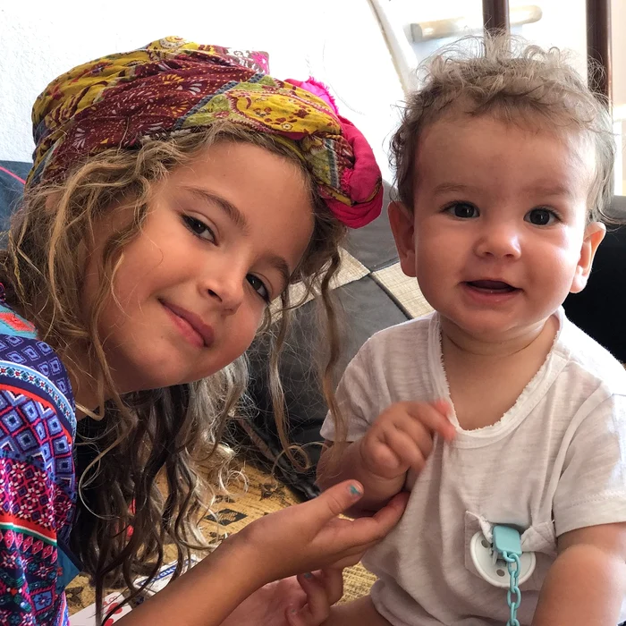 Sofia (8 ani) și Noah (11 luni), cei doi copii ai Andreei Bănică, se înțeleg foarte binefoto: arhivă personală