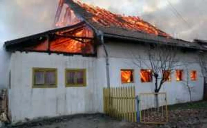 Alba Iulia: Incendiu provocat de trăsnet la Războieni