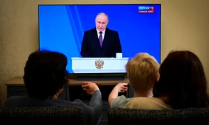 Familie de rusi urmarind discursul lui Putin la TV 29 feb 2024 foto AFP jpeg