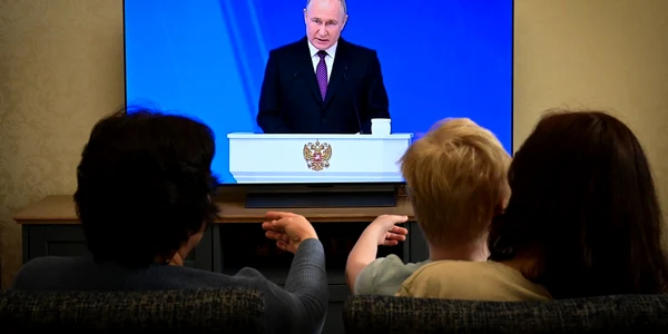 Familie de rusi urmarind discursul lui Putin la TV 29 feb 2024 foto AFP jpeg