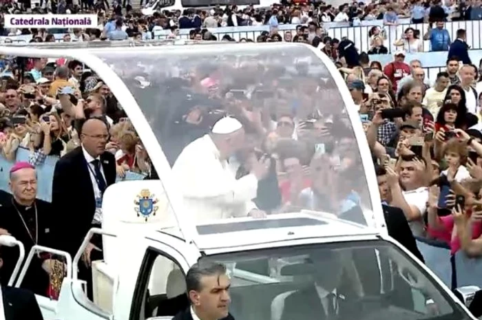 
    Emoționat, Klaus Iohannis a ținut-o strâns de mână pe soția safoto: captură/Digi 24  