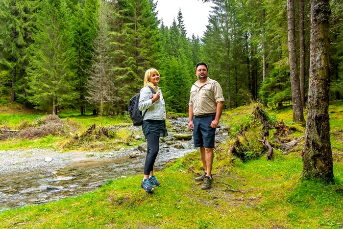 Laura Vereha și Sebastian Secan promovează turismul din România. FOTO: Călător în bascheți 