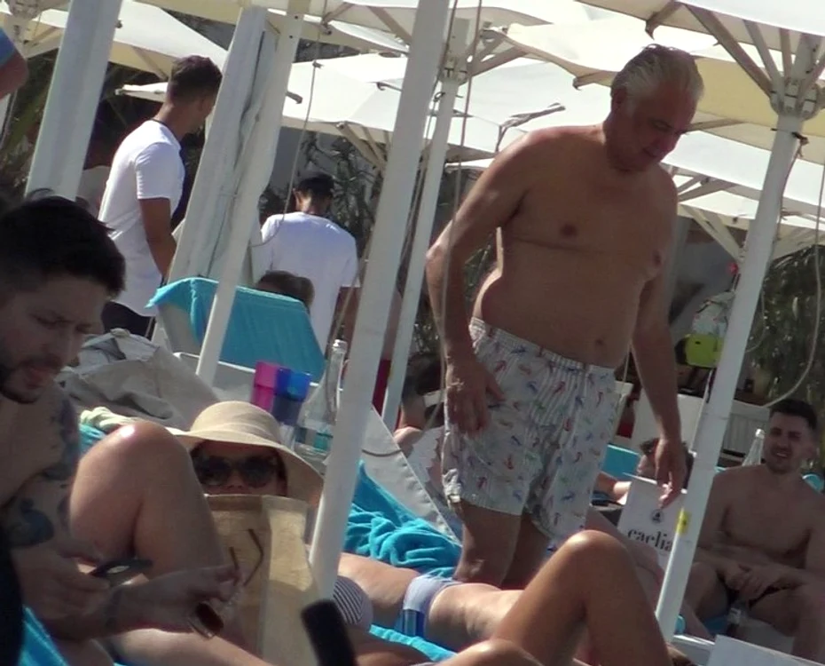 Adriean Videanu, surprins de fotoreporterii Click!, pe plaja Caelia din Mamaia