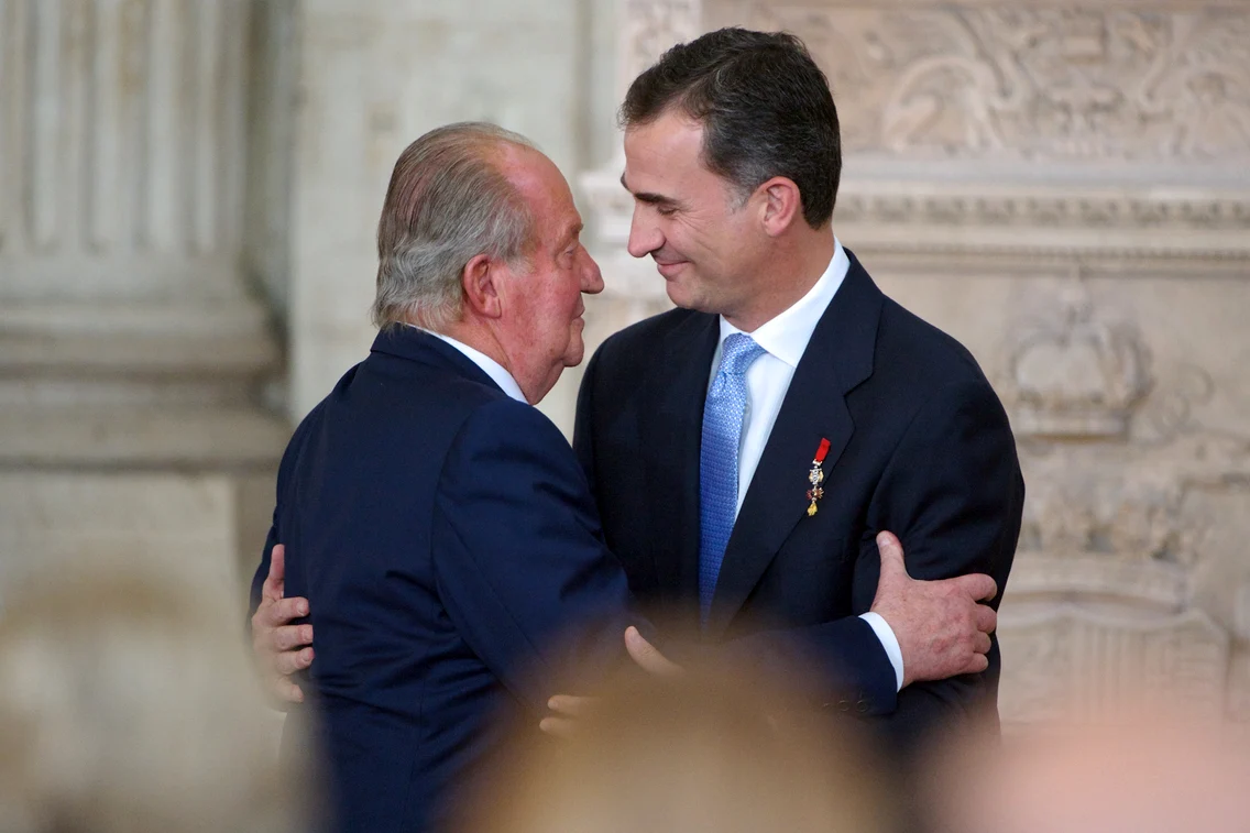 Regele Juan Carlos și fiul său, Regele Felipe al Spaniei. FOTO: Getty Images