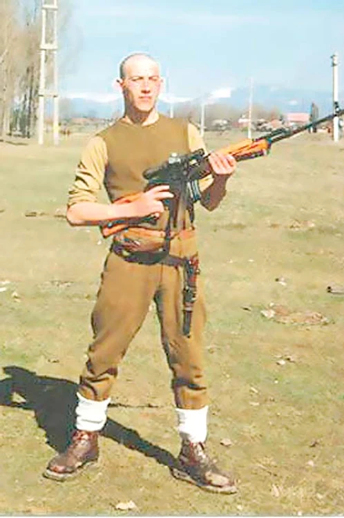 Cântăreţul s-a pozat,  zilele trecute, pe un  tanc, fără să ştie că  ar putea ajunge  şi el în război (Fotografii: Arhivă Personală)