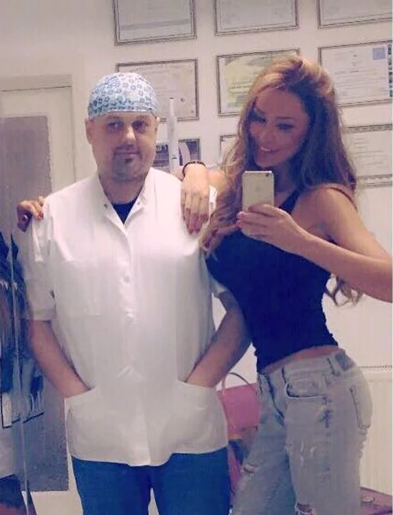Bianca Drăgușanu (33 de ani), alături de chirurgul ei 