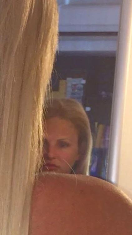 Fata care a tras teapă salonului