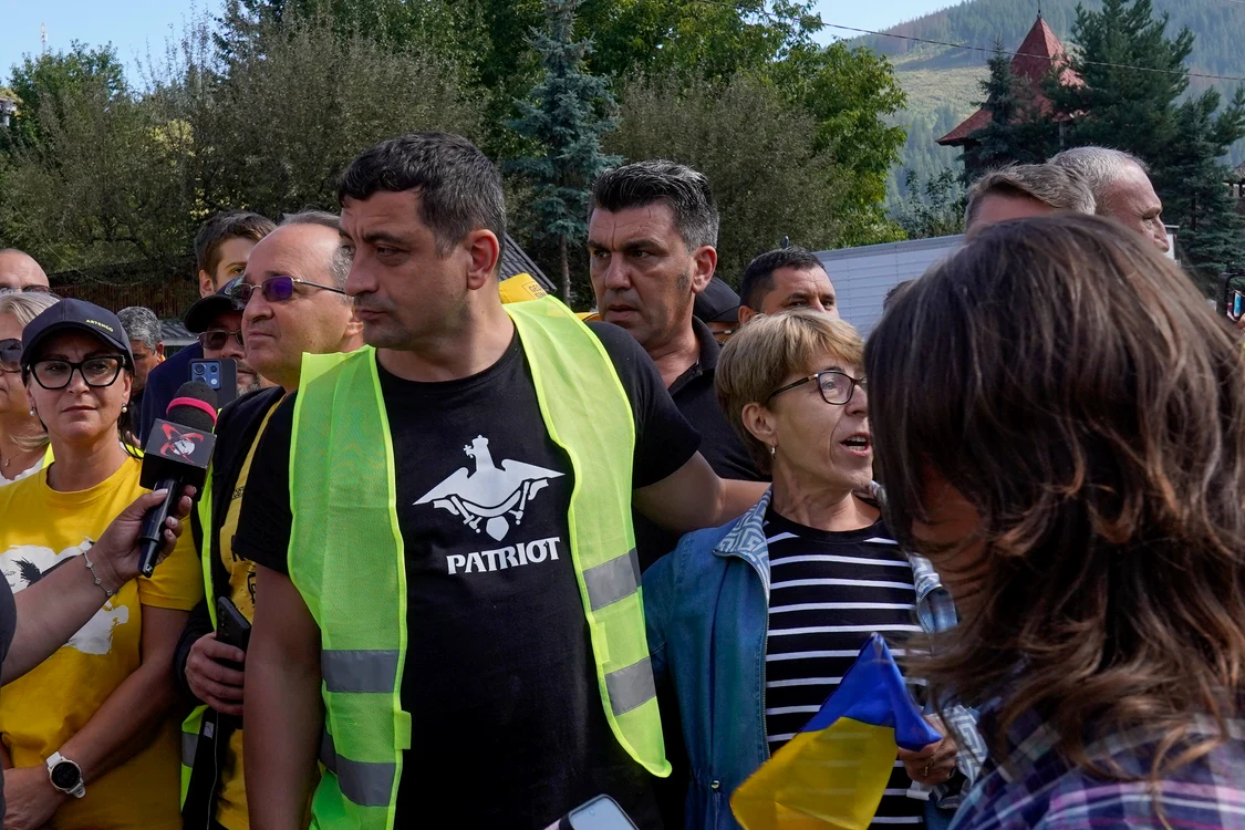 George Simion, în mijlocul sinistraților din Broșteni, Suceava. FOTO Inquam Photos / Saul Pop
