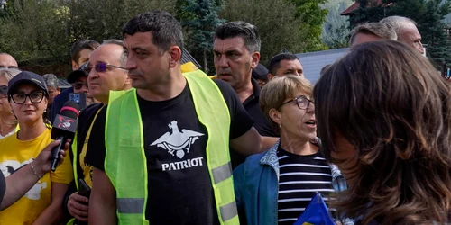 George Simion, în mijlocul sinistraților din Broșteni, Suceava. FOTO Inquam Photos / Saul Pop