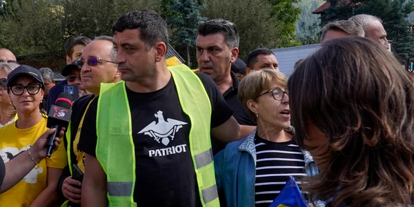 George Simion, în mijlocul sinistraților din Broșteni, Suceava. FOTO Inquam Photos / Saul Pop