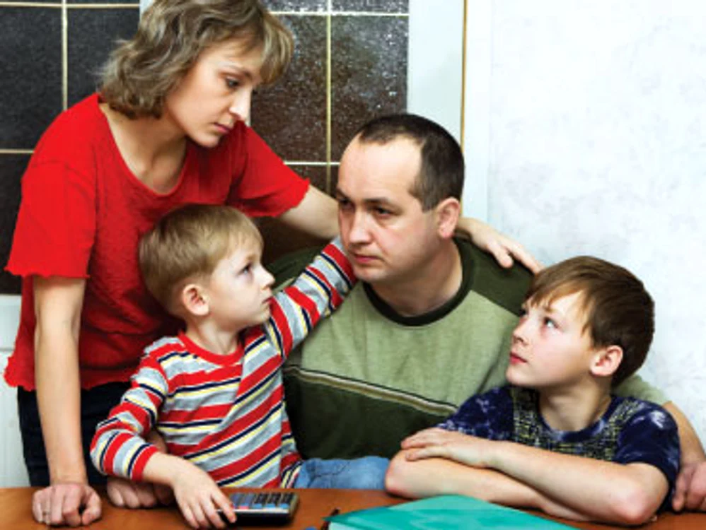 Familiile au cheltuieli  şi venituri tot mai mici