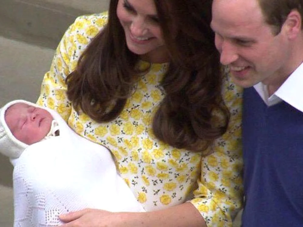 
    Bebeluşul este al patrulea în ordinea de succesiune la tronul Marii Britanii, după bunicul său, prinţul Charles, tatăl său, prinţul William, şi fratele său, prinţul Georgecaptură: BBC  