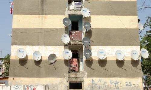 Satelitul, mobilul şi locuirea minimală jpeg