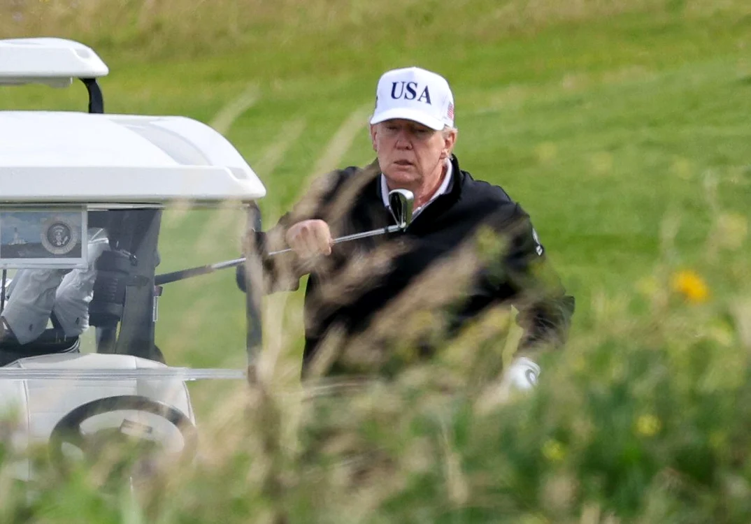 Donald Trump jucând golf/FOTO: Profiemdia