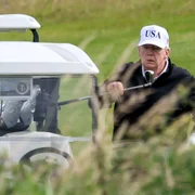 Donald Trump, pe terenul de golf din Turnberry, Scoția FOTO Profimedia 