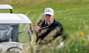 Donald Trump, pe terenul de golf din Turnberry, Scoția FOTO Profimedia 
