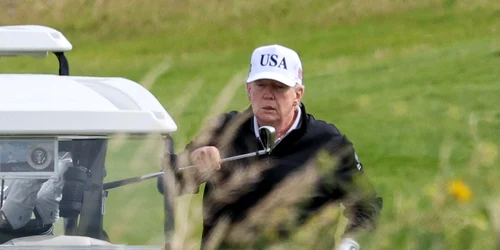 Donald Trump, pe terenul de golf din Turnberry, Scoția FOTO Profimedia