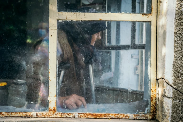 Telefonul și internetul ajută vârstnicii să rămână conectați. FOTO: Inquam Photos / Lavinia Cioaca