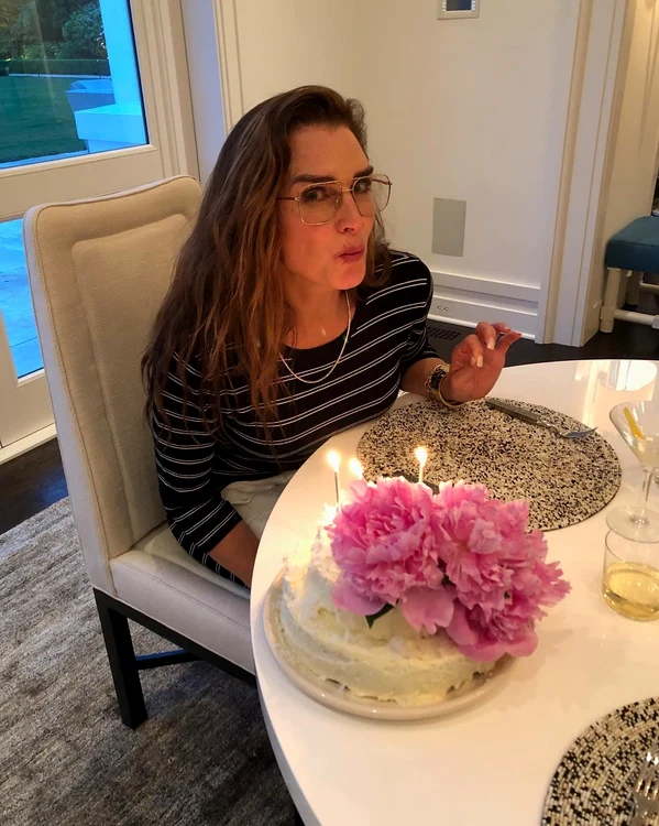 
    Brooke Shields a suflat în lumânări la 31 mai cu prilejul împlinirii vârstei de 56 de anifoto: Instagram  