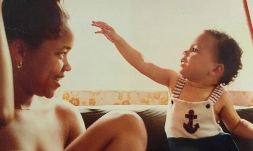 Meghan Markle, în 1981, în brațele mamei ei Doria Markle, în însoritul Los Angeles, SUA jpeg