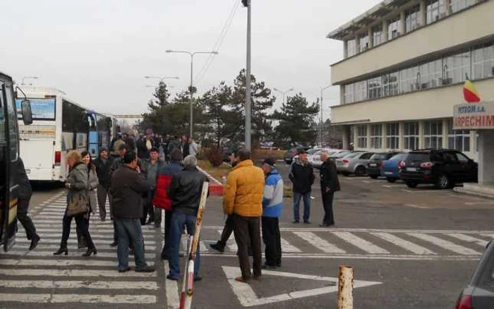 Fosti angajati ai Arpechim pleaca la protest in fata sediului OMV Bucuresti        Foto Laurentiu Ionescu