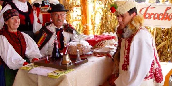 Turiştii vor servi bucate tradiţionale şi vor sărbători Paştele într-un mediu rustic. Foto: ANTREC Alba