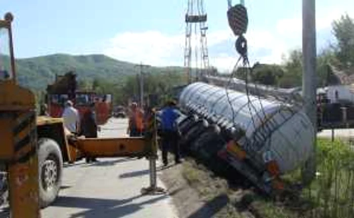 Cisterna rasturnata incarcata cu aditivi pentru motorina a inchis varianta ocolitoare a orasului Calimanesti