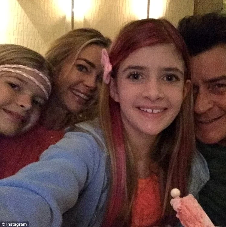 Denise şi Charlie, alături de cele două fete, Sami şi Lola