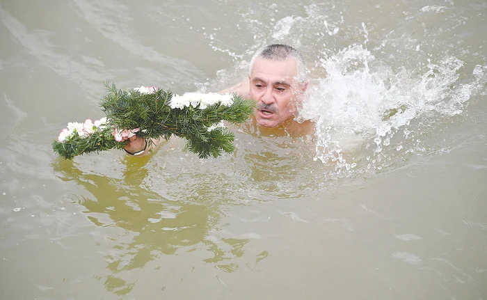 Turnu Severin. Un înotător a recuperat crucea din apele Dunării Foto: Inquam Photos