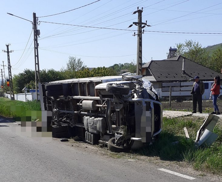 O autoutilitară cu şase oameni la bord s-a răsturnat în județul Suceava. Trei victime, captive în mașina avariată