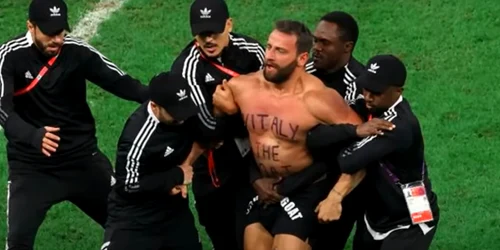 Vitaly intră pe teren la CM 2022 Qatar în meciul dintre Argentina și Olanda jpg