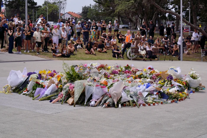 Sute de flori au fost depuse la locul tragediei (Foto: Profimedia)