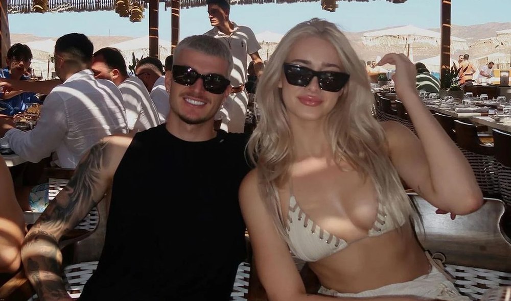 De la Euro, direct pe plajă. Man și Mihăilă, alături de iubite pe cea mai scumpă insulă din Grecia FOTO