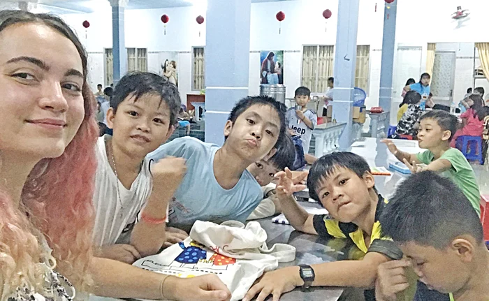 În faţa uneia dintre numeroasele pagode ale ţării asiatice