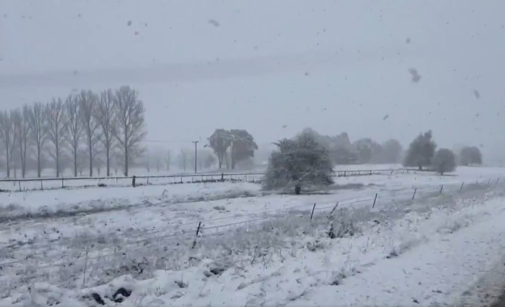 V vzhodni Avstraliji zaradi neobičajnega vremena več mest prekrila debela snežna odeja