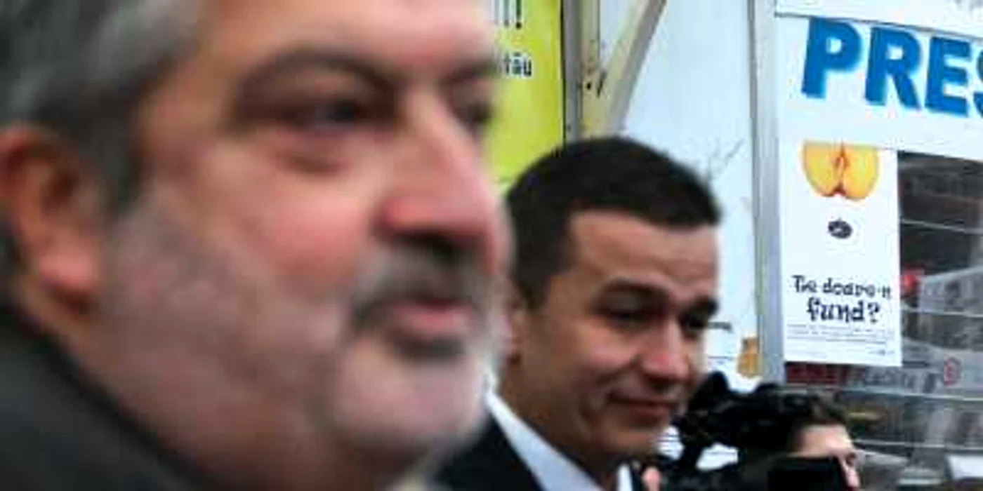 „Generalii“ Gheorghe Ciuhandu şi Sorin Grindeanu au în spatele lor „un batalion“ de şefi de birou şi de servicii