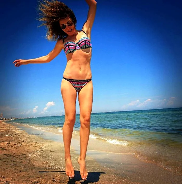 Carmen Brumă este protagonista unei şedinţe foto la malul mării 