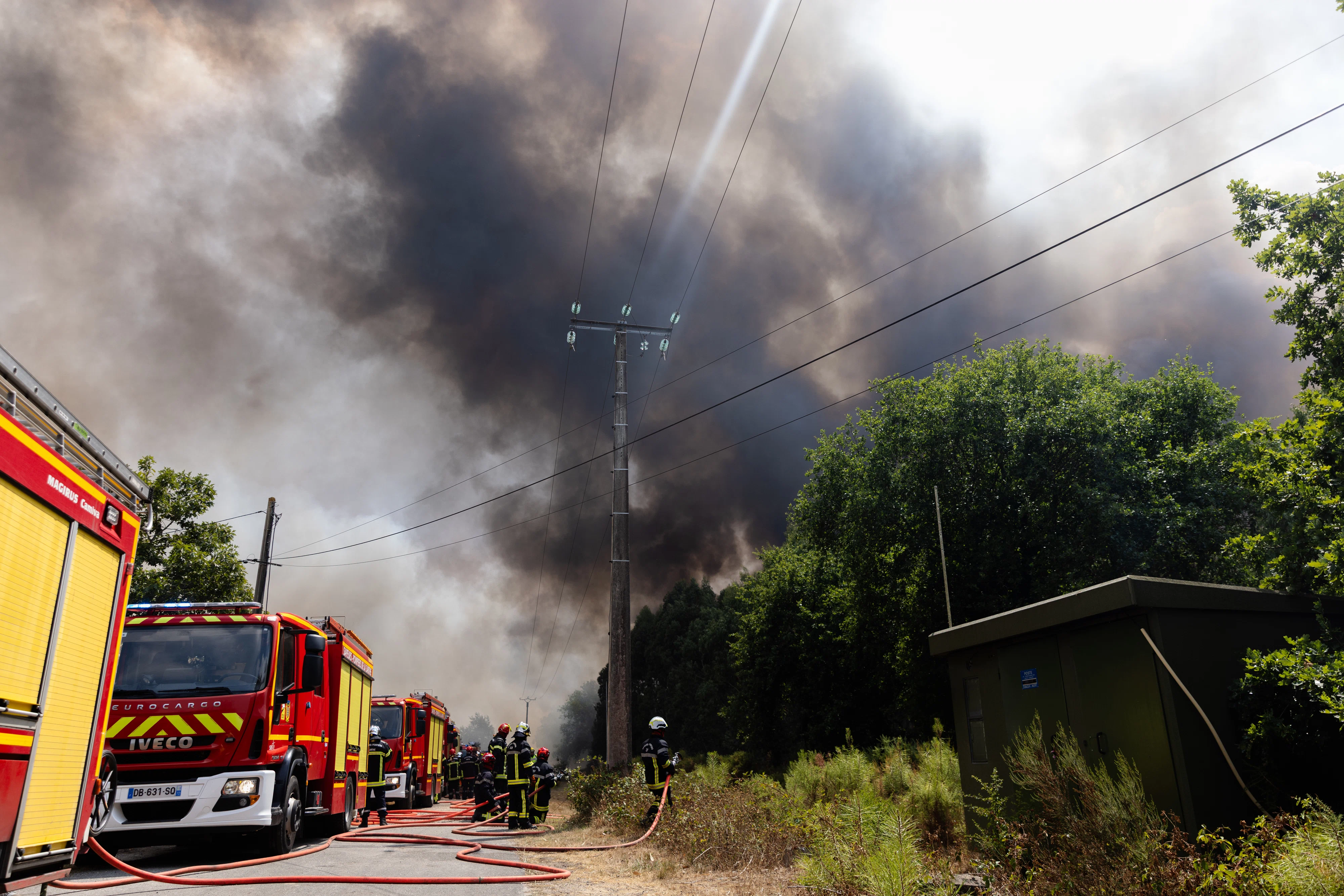 „Autostrada spre iad" a miliardarilor: sute de vile de lux, mistuite de cel mai devastator incendiu din istoria recentă a Franței
