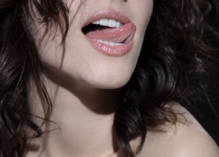 
    Un jurnalist a fost lins pe gât în timpul transmisiuniifoto: Hepta  