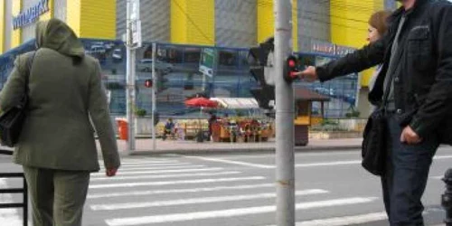 Neamţ: Semafor cu buton în centru