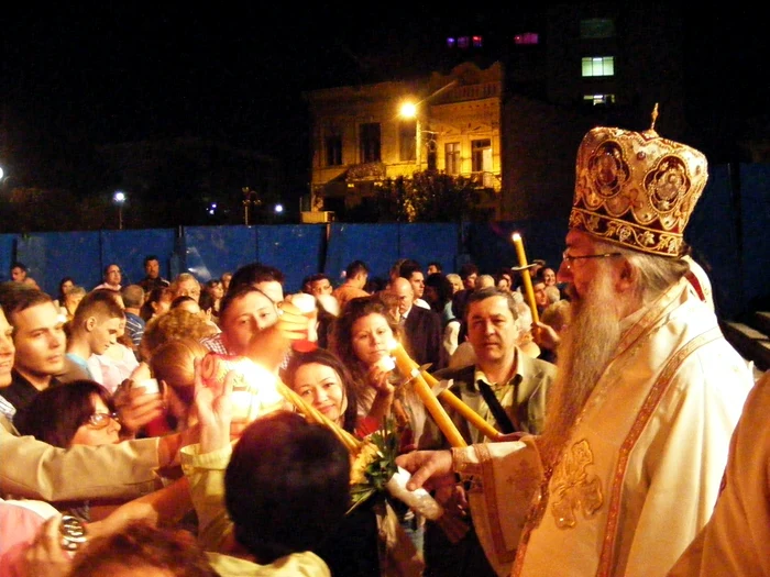 PS Nicodim în mijlocul severinenilor FOTO Corina Macavei